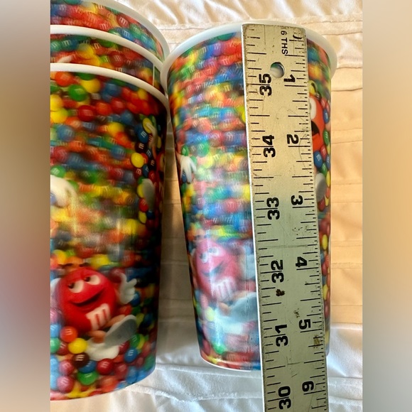 M & M 3D Holographic Licensed 2010 16 Oz. Plastic Cups - Set of 4 - EUC - Picture 6 of 7